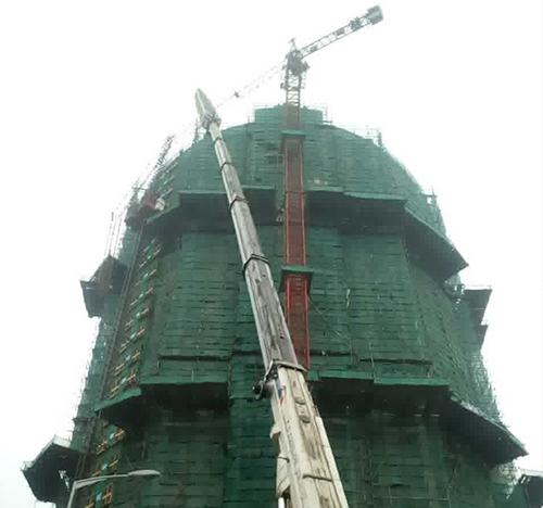 黔西南吊车在工地上作业